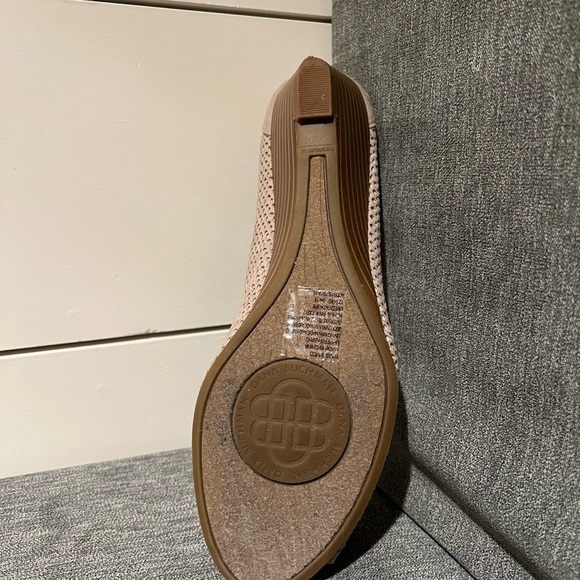 Dana Buchman Shoes Womens Wedge Heels Pump Slip On Beige Suede Perforated - Picture 6 of 6